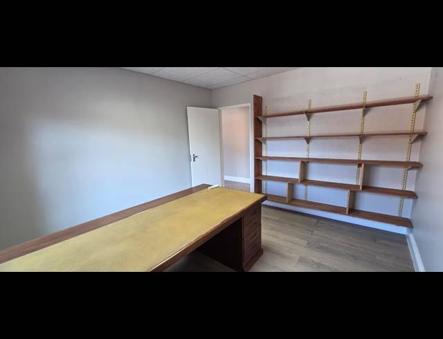 218M² OFFICE TO LET IN ROCKY DRIFT